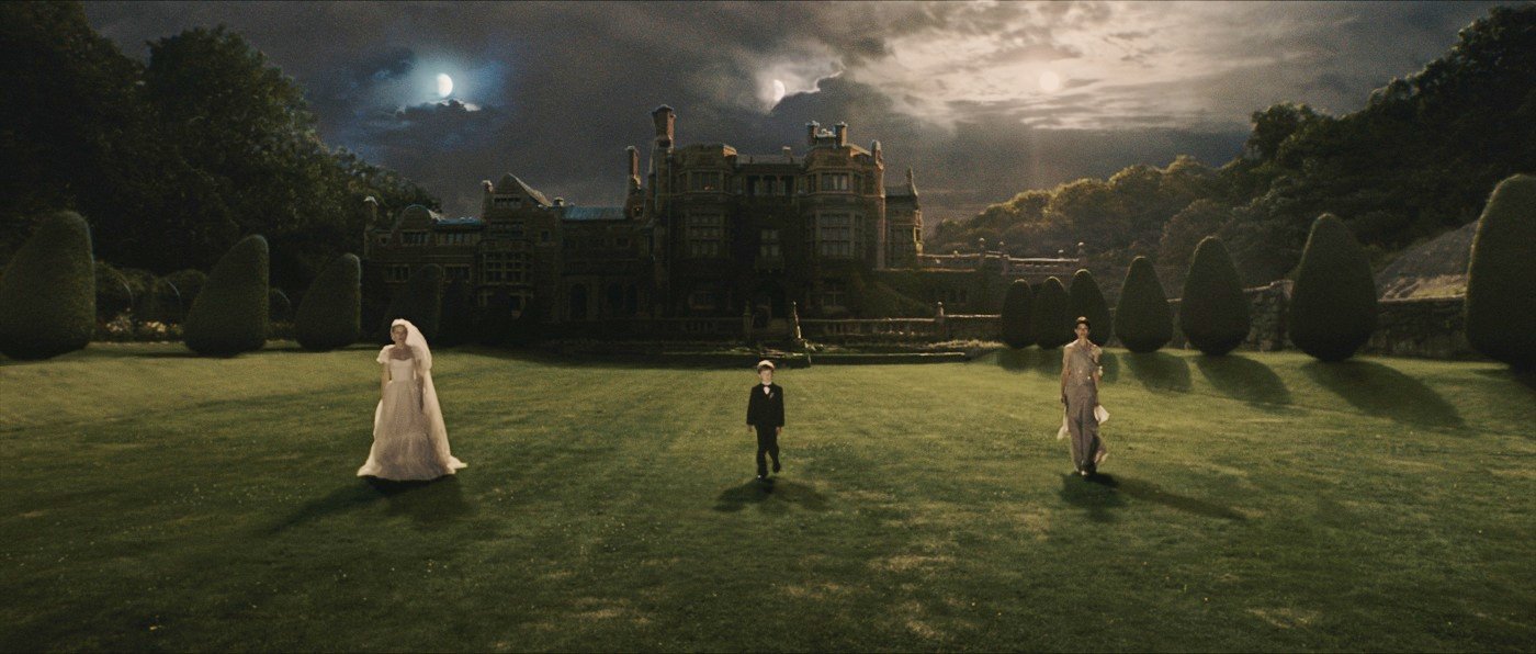 Kirsten Dunst, Cameron Spurr, Charlotte Gainsbourg in Magnolia Pictures' Melancholia (2011)