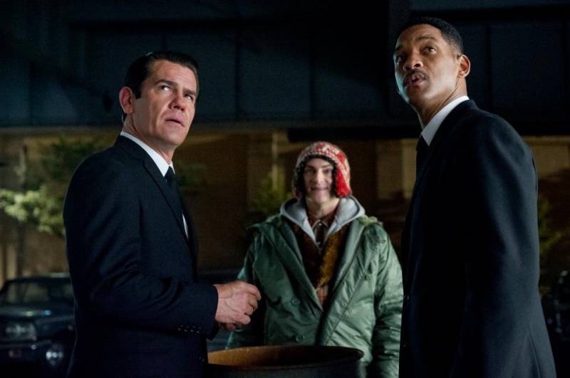 Josh Brolin stars as Young Agent K and Will Smith stars as Agent J in Columbia Pictures' Men in Black 3 (2012)