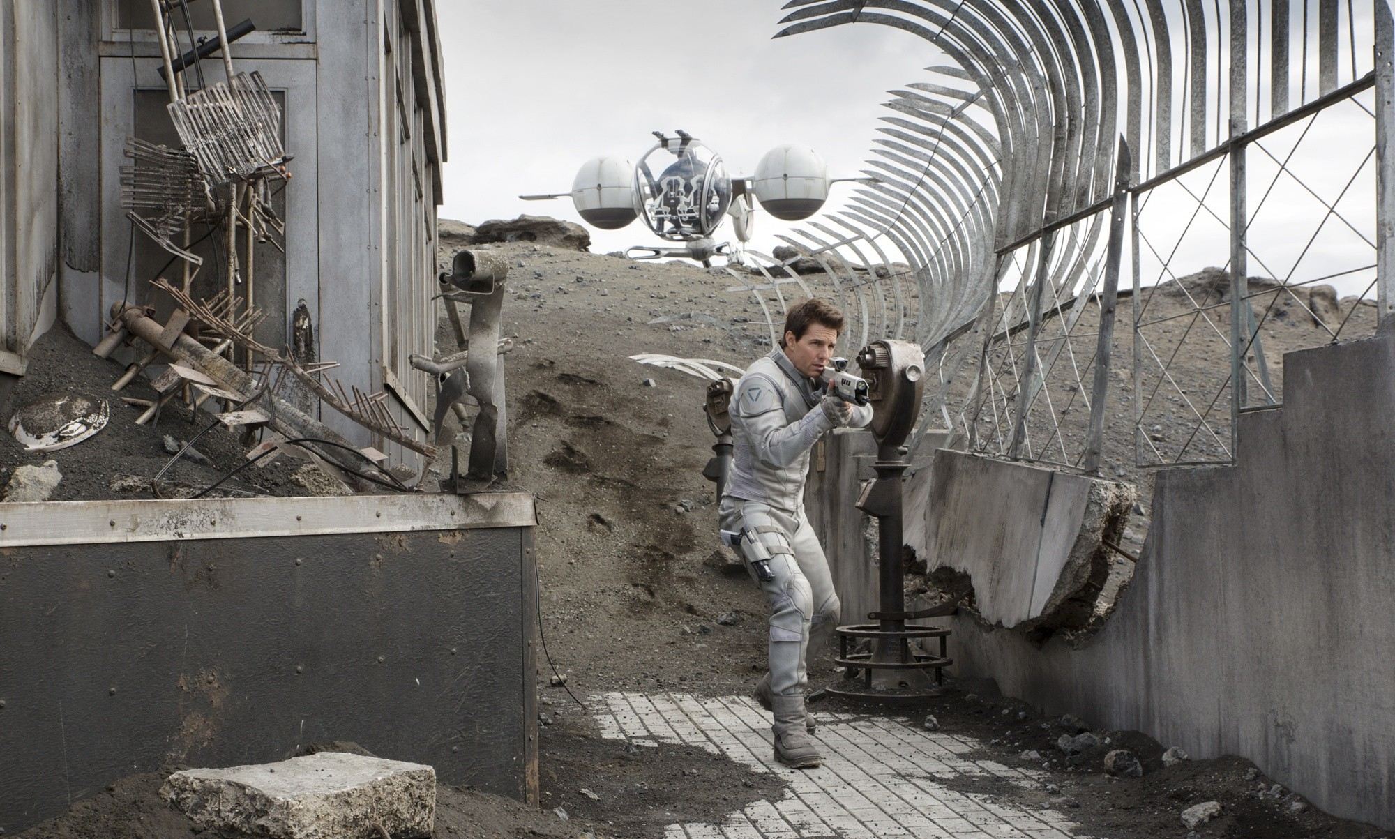 Tom Cruise stars as Jack Harper in Universal Pictures' Oblivion (2013)