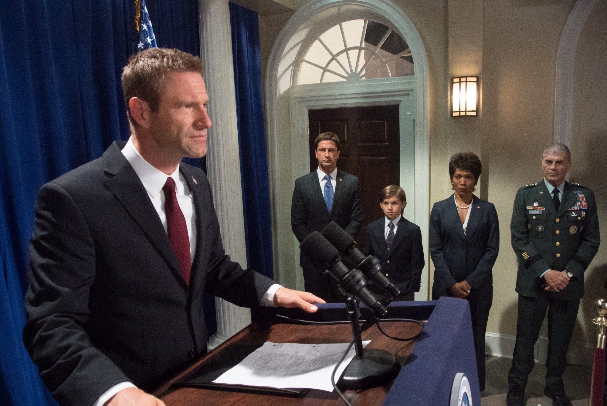 Aaron Eckhart, Gerard Butler and Angela Bassett in FilmDistrict's Olympus Has Fallen (2013)