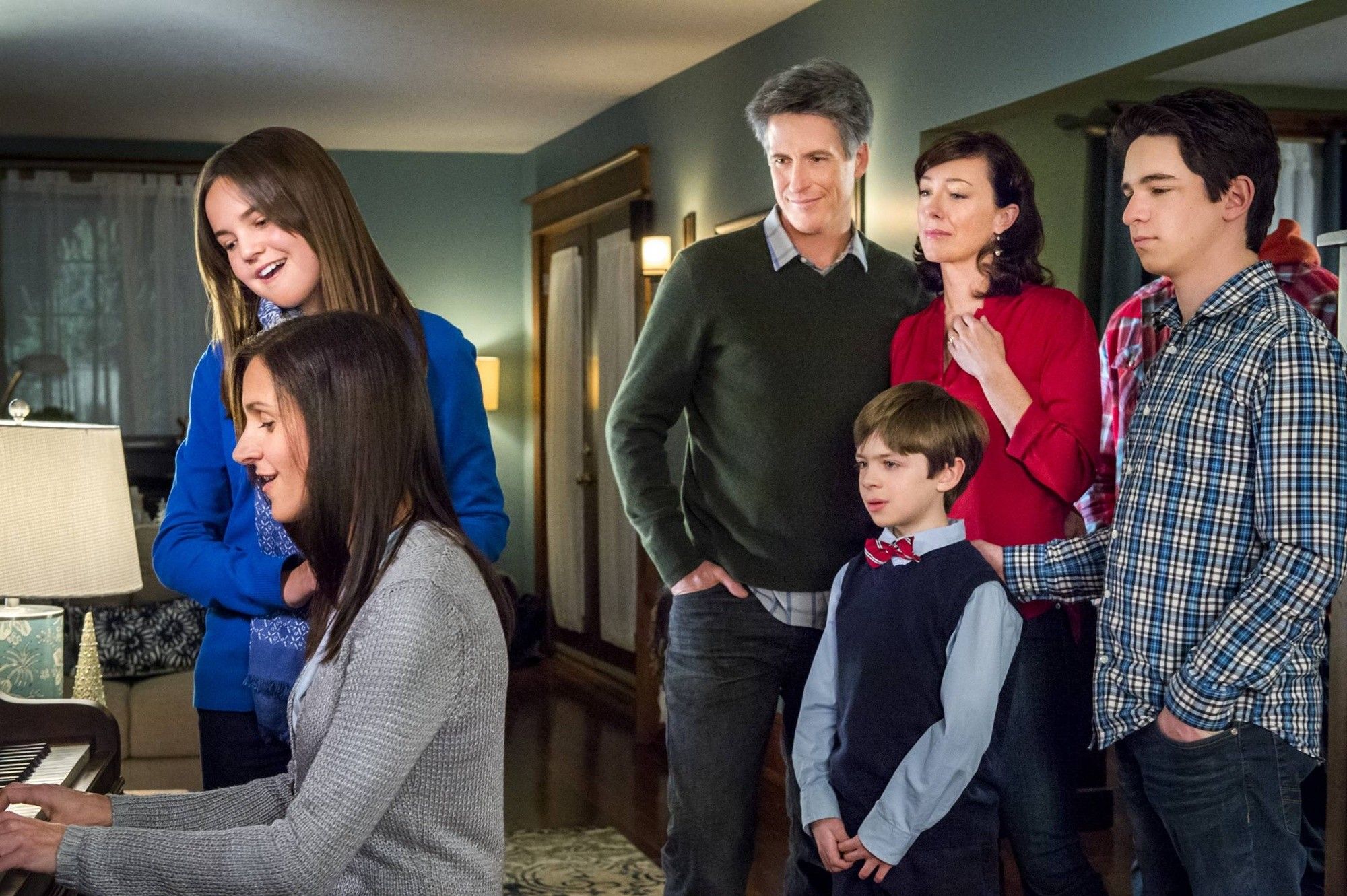 Bailee Madison, Rick Roberts, Molly Parker, Peter DaCunha and Zachary Gordon in Hallmark Channel's Pete's Christmas (2013)