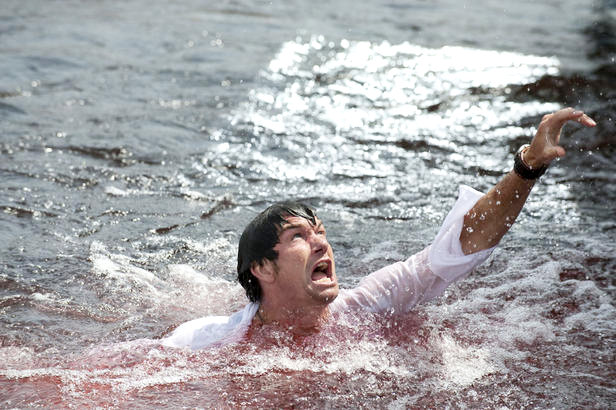 Jerry O'Connell stars as Derrick Jones in Dimension Films' Piranha 3-D (2010)