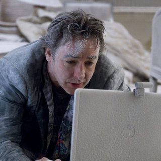 John Cusack as Mike Enslin in Dimension Films' 1408 (2007)