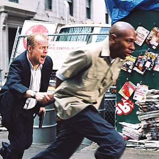 Bruce Willis and Mos Def in Warner Bros.' 16 Blocks (2006)