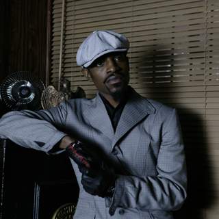 Andre Benjamin as Avi in Samuel Goldwyn Films' Revolver (2007)