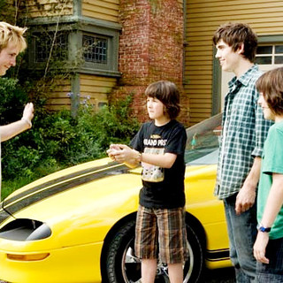 Robert Hoffman, Henri Young, Carter Jenkins and Regan Young in The 20th Century Fox's Aliens in the Attic (2009)