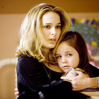 Natalie Portman stars as Grace Cahill and Bailee Madison stars as Isabelle in Lionsgate Films' Brothers (2009)