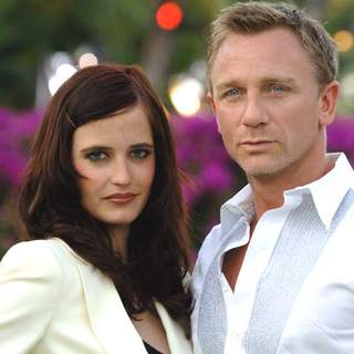 Eva Green as Vesper Lynd and Daniel Craig as James Bond in 