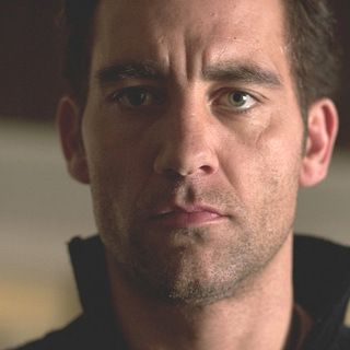 Clive Owen as Larry in Columbia Pictures' Closer (2004)