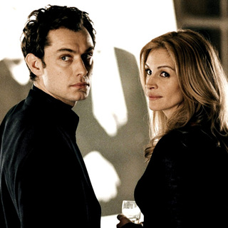 Jude Law and Julia Roberts in Columbia Pictures' Closer (2004)