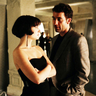Natalie Portman and Clive Owen in Columbia Pictures' Closer (2004)