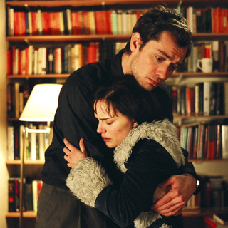 Natalie Portman and Jude Law in Columbia Pictures' Closer (2004)