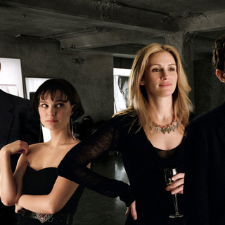 Clive Owen, Natalie Portman, Julia Roberts and Jude Law in Columbia Pictures' Closer (2004)
