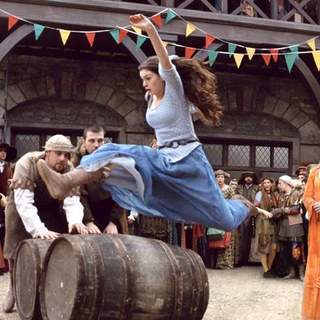 Anne Hathaway, Jennifer Higham and Lucy Punch in Miramax Films' Ella Enchanted (2004) - ella_enchanted_07