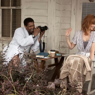 Denzel Washington stars as Whip Whitaker and Kelly Reilly stars as Nicole Maggen in Paramount Pictures' Flight (2012)