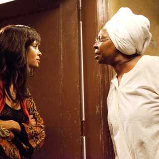 Thandie Newton stars as Tangie / Orange and Whoopi Goldberg stars as Alice / White in Lionsgate Films' For Colored Girls (2010). Photo credit by: Quantrell.