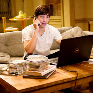 Justin Long stars as Garrett in Warner Bros. Pictures' Going the Distance (2010)