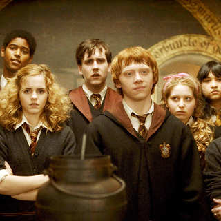 Afshan Azad, Alfie Enoch, Emma Watson, Matthew Lewis, Rupert Grint, Jessie Cave and Devon Murray in Warner Bros Pictures' Harry Potter and the Half-Blood Prince (2009)