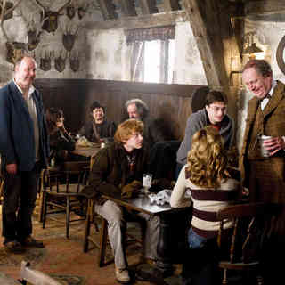 Rupert Grint, Emma Watson, Daniel Radcliffe and Jim Broadbent in Warner Bros' Harry Potter and the Half-Blood Prince (2009)