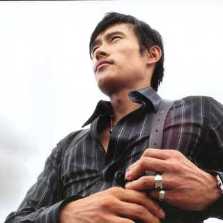 Lee Byung-hun stars as Su Dongpo in 'I Come with the Rain' (2009)