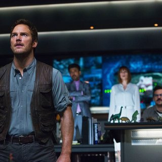 Chris Pratt stars as Owen in Universal Pictures' Jurassic World (2015)