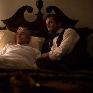 Ted Johnson stars as William Seward and Billy Campbell stars as Abraham Lincoln in National Geographic's Killing Lincoln (2013)