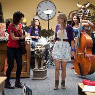 Adam Hicks, Hayley Kiyoko, Blake Michael, Bridgit Mendler and Naomi Scott in Disney Channel's Lemonade Mouth (2011)