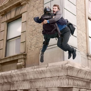 Man on a Ledge Picture 10