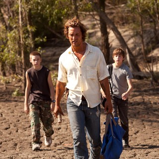 Jacob Lofland, Matthew McConaughey and Tye Sheridan in Roadside Attractions' Mud (2013)