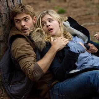 Alex Roe stars as Evan Walker and Chloe Moretz stars as Cassie Sullivan in Columbia Pictures' The 5th Wave (2016)