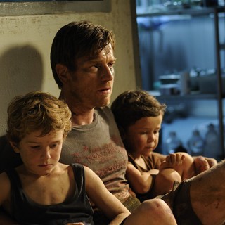 Tom Holland, Ewan McGregor and Oaklee Pendergast in Summit Entertainment's The Impossible (2012)