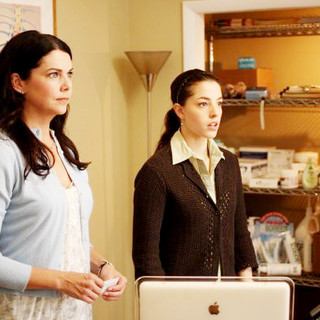 Lauren Graham (Elizabeth) and Olivia Thirlby in Magnolia Pictures' The Answer Man (2009)