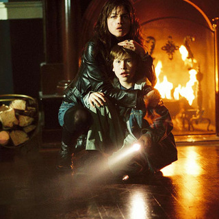 Selma Blair and Cole Heppell in The Fog (2005)