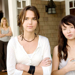 Arielle Kebbel stars as Alex and Emily Browning stars as Anna in DreamWorks' The Uninvited (2009)