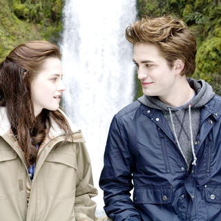 Kristen Stewart stars as Bella Swan and Robert Pattinson stars as Edward Cullen in Summit Entertainment's Twilight (2008)