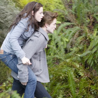 Kristen Stewart stars as Bella Swan and Robert Pattinson stars as Edward Cullen in Summit Entertainment's Twilight (2008)