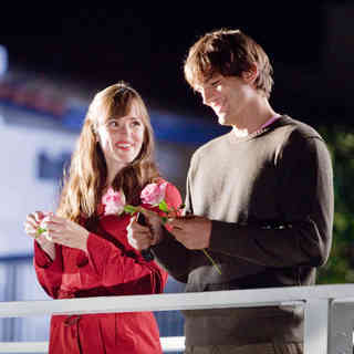 Jennifer Garner stars as Julia Fitzpatrick and Ashton Kutcher stars as Reed Bennett in New Line Cinema's Valentine's Day (2010)
