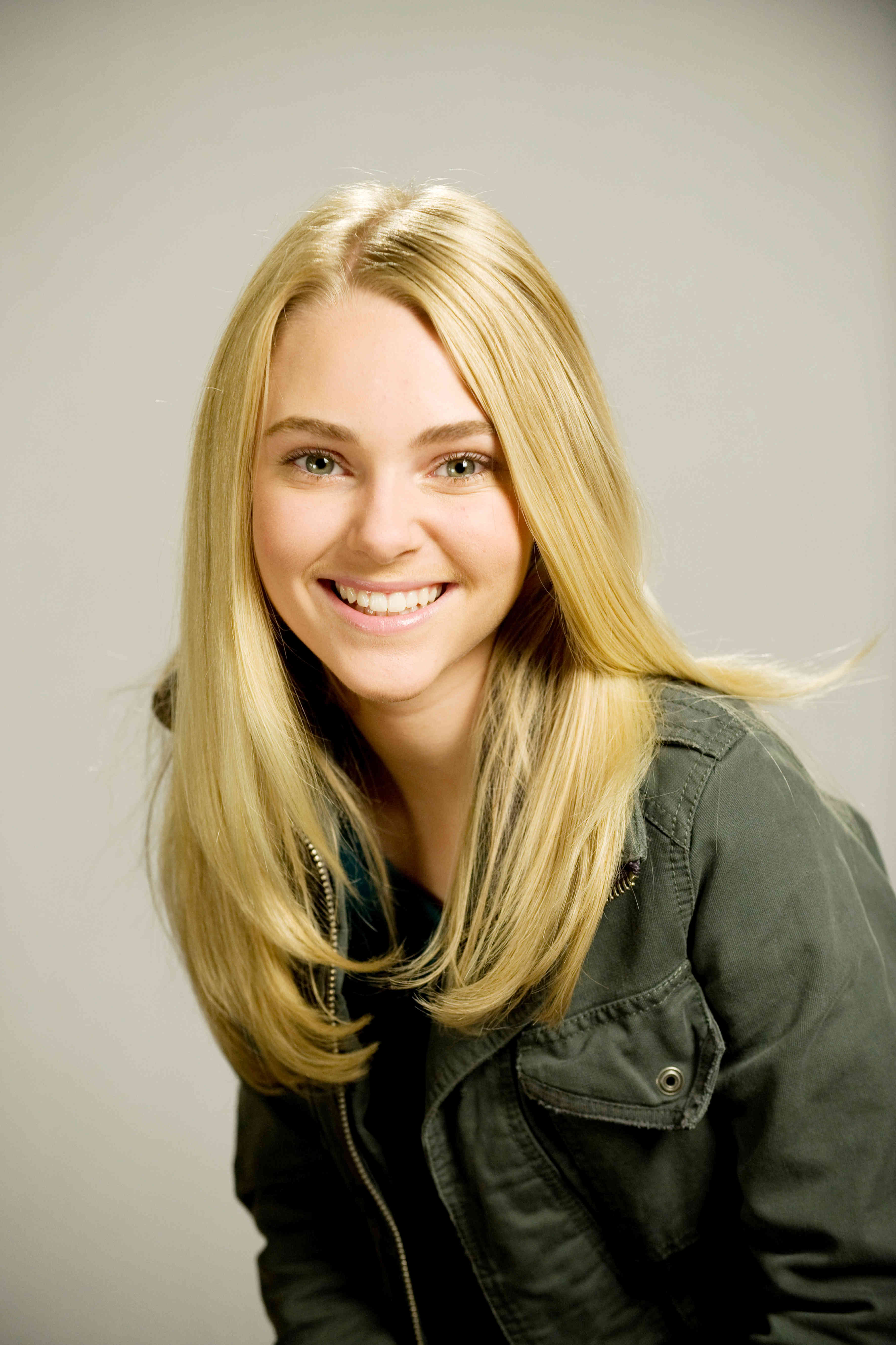 AnnaSophia Robb stars as Sara in Walt Disney Pictures' Race to Witch Mountain (2009)