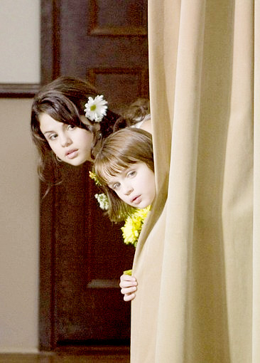 Selena Gomez stars as Beezus and Joey King stars as Ramona Quimby in 20th Century Fox's Ramona and Beezus (2010)