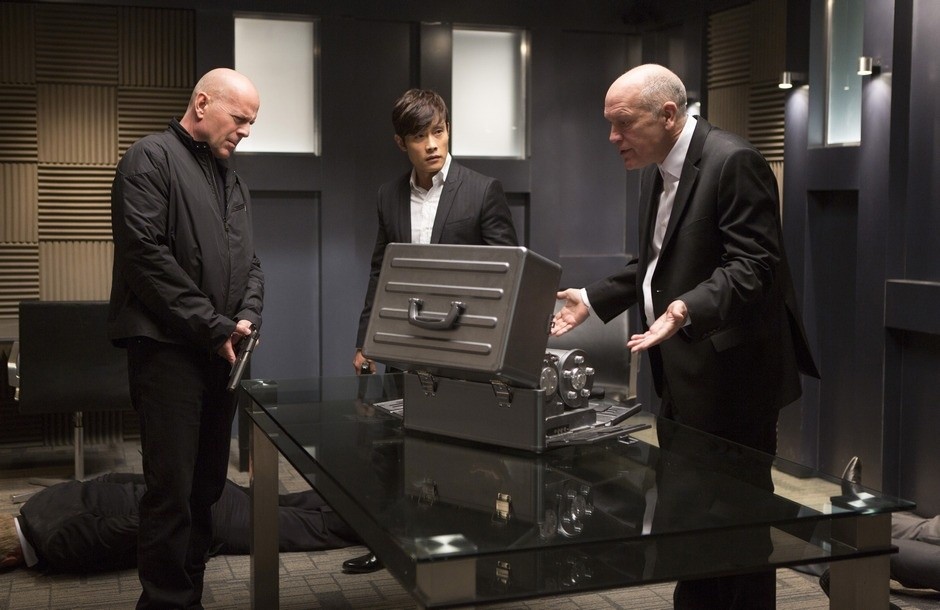 Bruce Willis, Lee Byung-hun and John Malkovich in Summit Entertainment's Red 2 (2013)