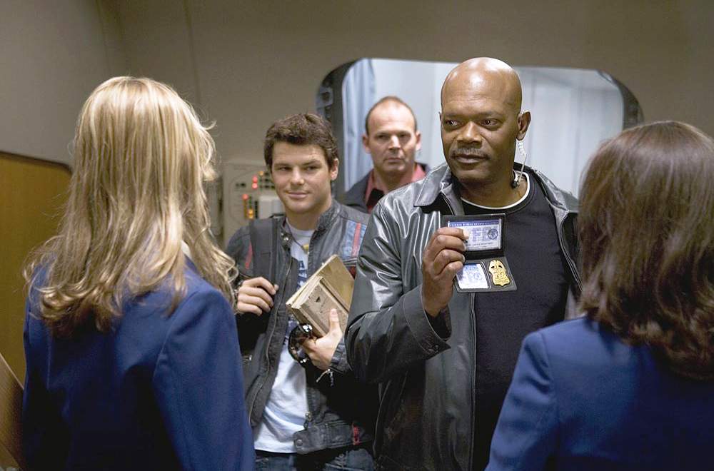 Nathan Phillips as Sean Jones and Samuel L. Jackson as Nelville Flynn in New Line Cinema's Snakes on a Plane (2006)