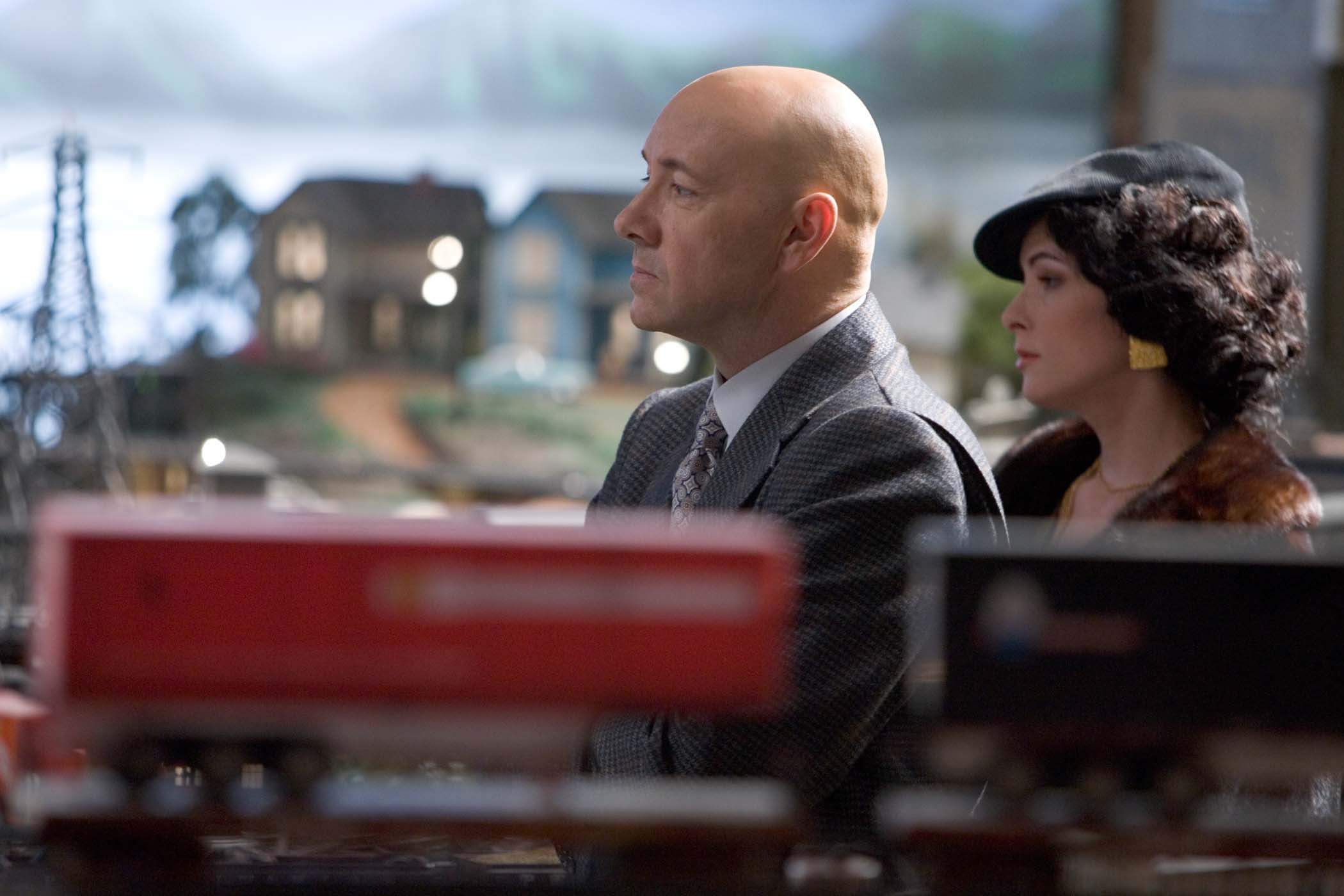 Lex Luthor (KEVIN SPACEY) and Kitty Kowolski (PARKER POSEY) in a scene from  Warner Bros Pictures' Superman Returns (2006)