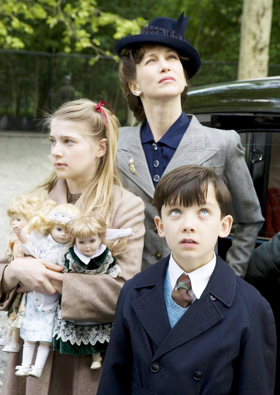 Amber Beattie, Vera Farmiga and Asa Butterfield in Miramax Films' The Boy in the Striped Pajamas (2008)
