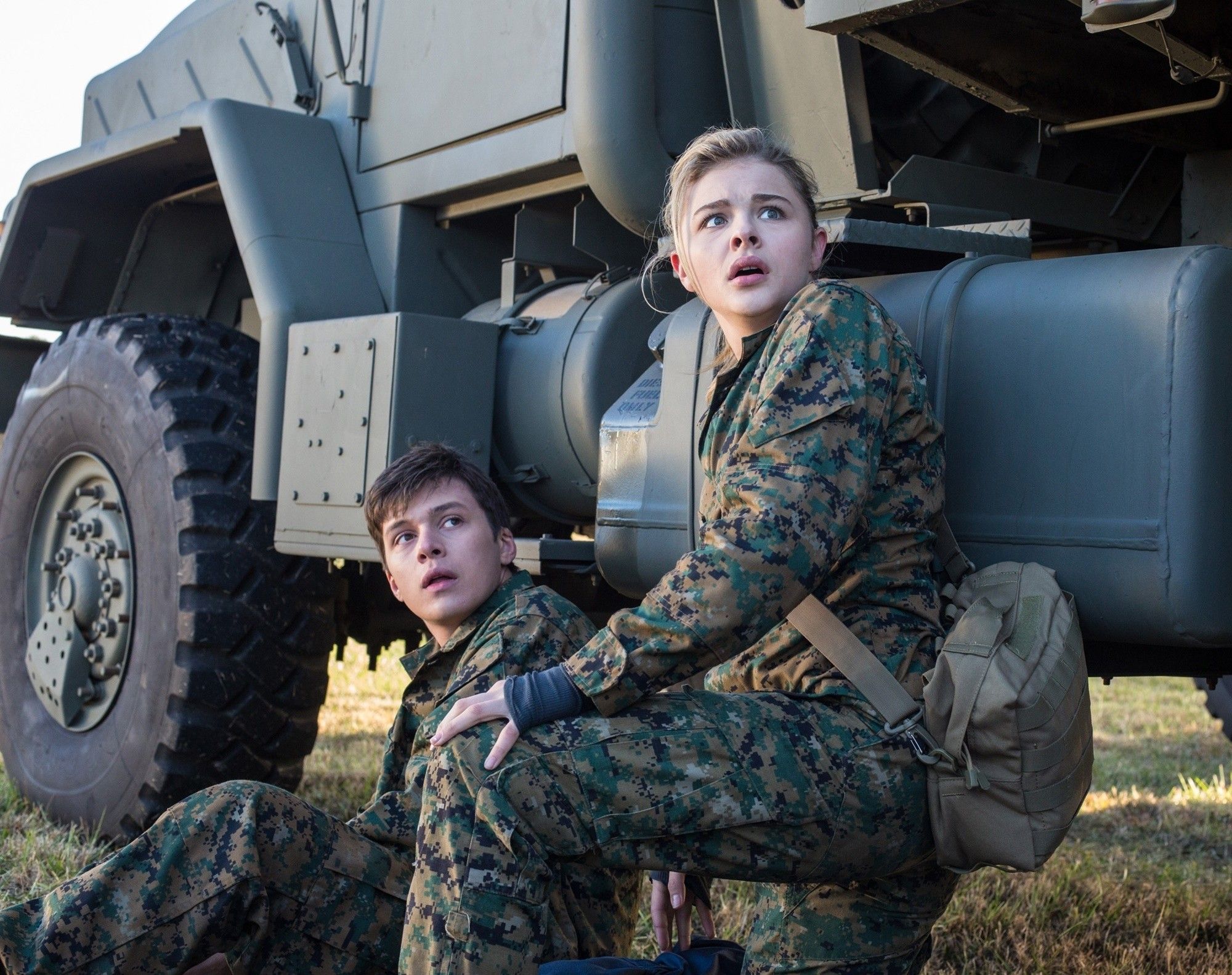 Nick Robinson stars as Ben Parish and Chloe Moretz stars as Cassie Sullivan in Columbia Pictures' The 5th Wave (2016)