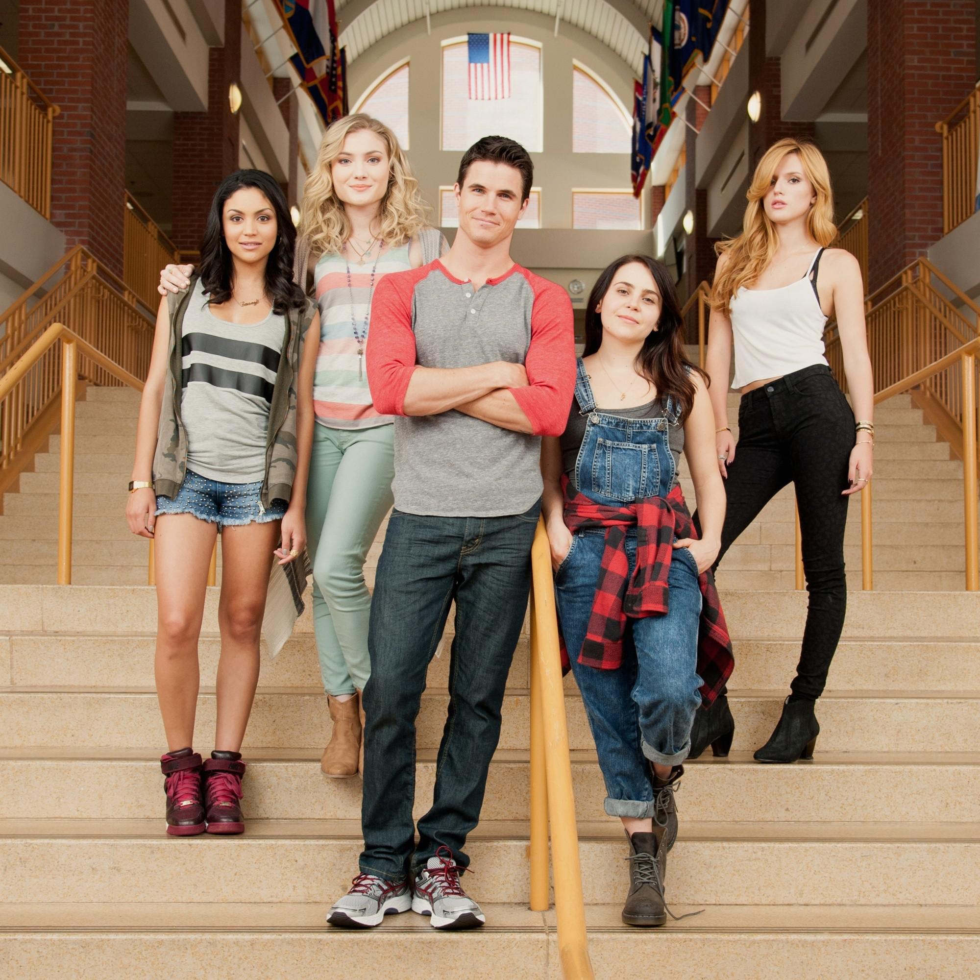 Bianca A. Santos, Skyler Samuels, Robbie Amell, Mae Whitman and Bella Thorne in CBS Films' The DUFF (2015)