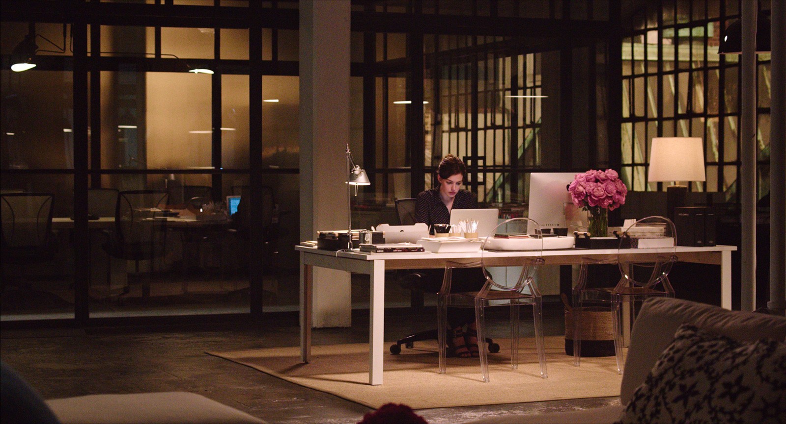 Anne Hathaway stars as Jules Ostin in Warner Bros. Pictures' The Intern (2015)