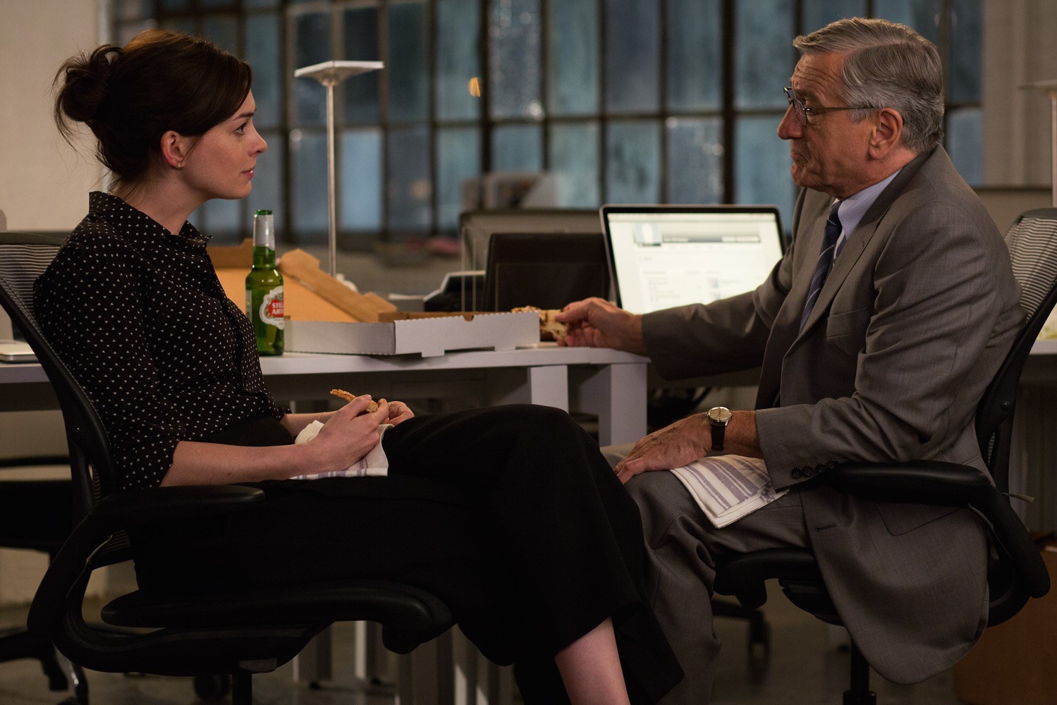 Anne Hathaway stars as Jules Ostin and Robert De Niro stars as Ben Whittaker in Warner Bros. Pictures' The Intern (2015). Photo credit by Francois Duhamel.