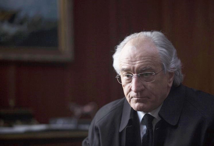 Robert De Niro stars as Bernie Madoff in HBO Films' The Wizard of Lies (2017)