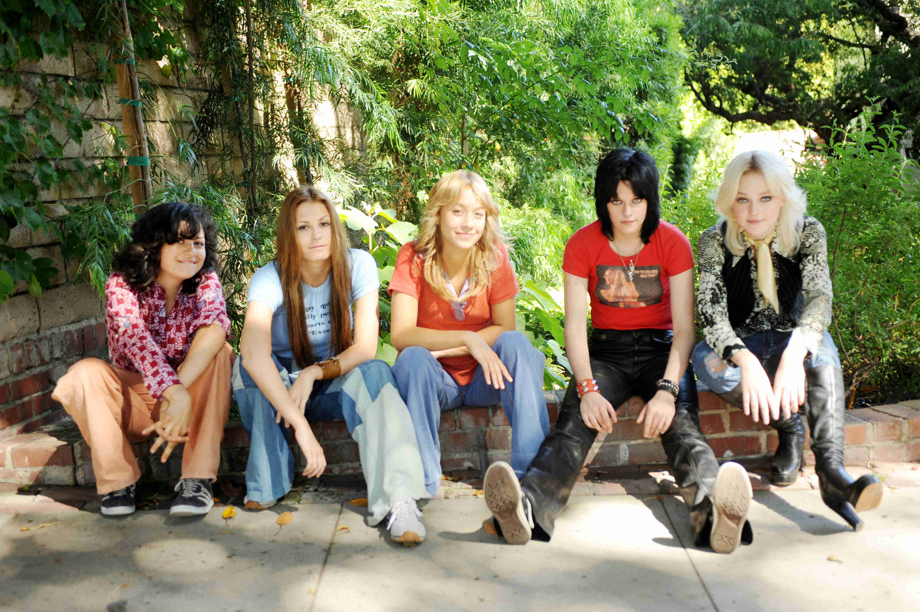 Alia Shawkat, Scout Taylor-Compton, Stella Maeve, Kristen Stewart and Dakota Fanning in Apparition's The Runaways (2010)