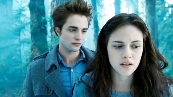 Robert Pattinson stars as Edward Cullen and Kristen Stewart stars as Bella Swan in Summit Entertainment's Twilight (2008)